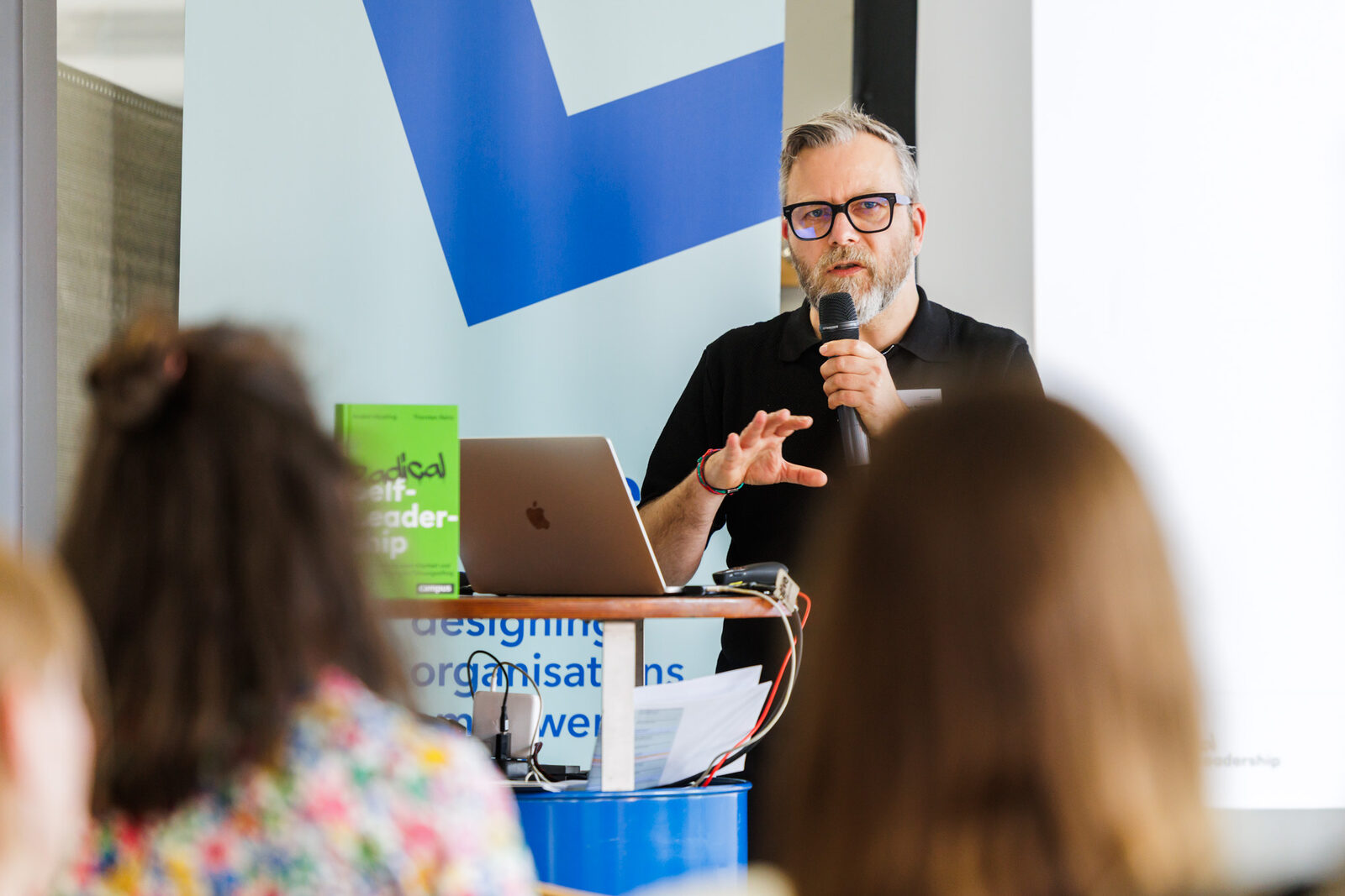 Thorsten Reitz spricht auf der Pioneers Conference 2026 mit Mikrofon vor Publikum.