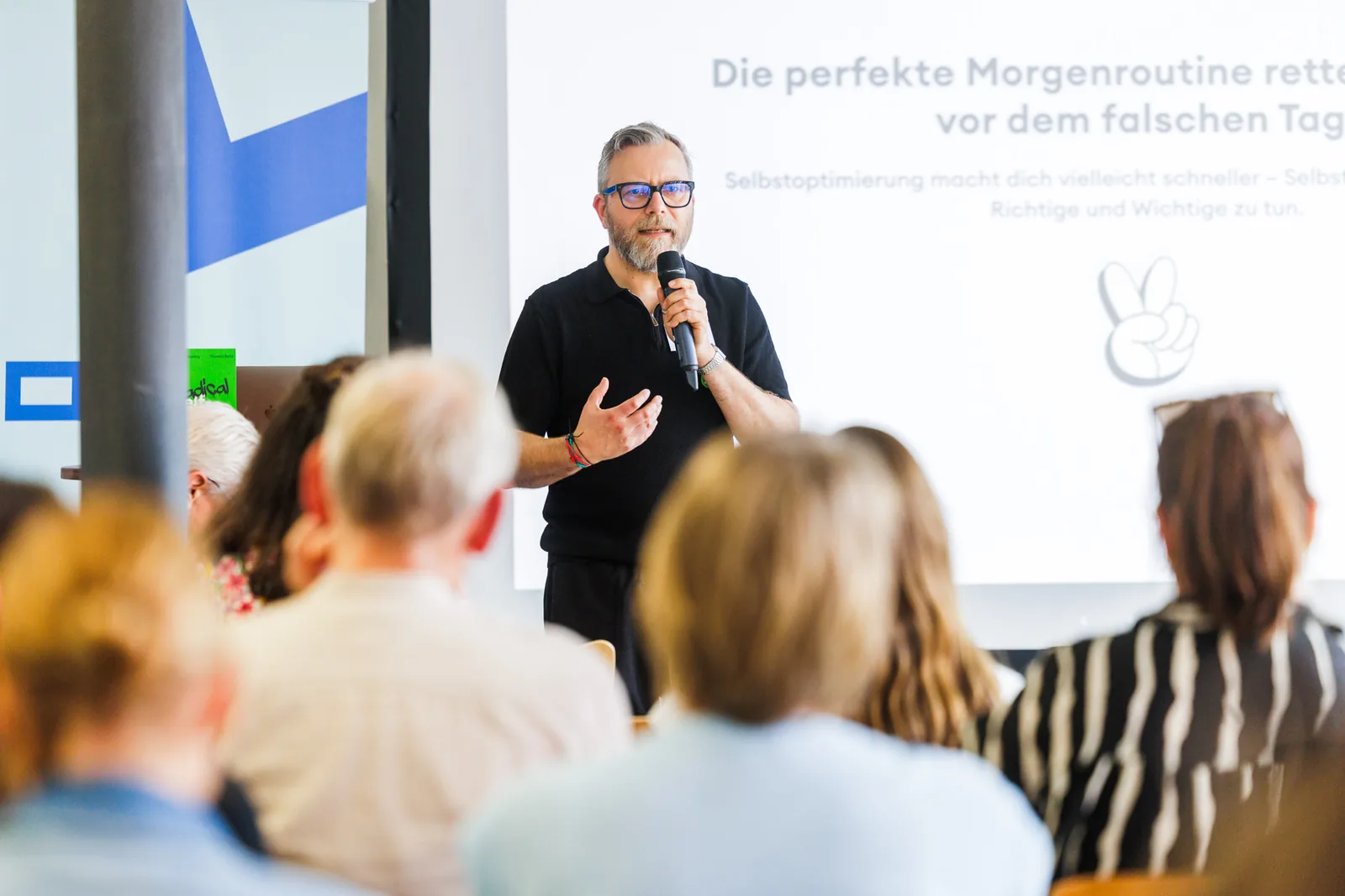 Publikum im Vordergrund, dahinter die Folie 'Die perfekte Morgenroutine'.