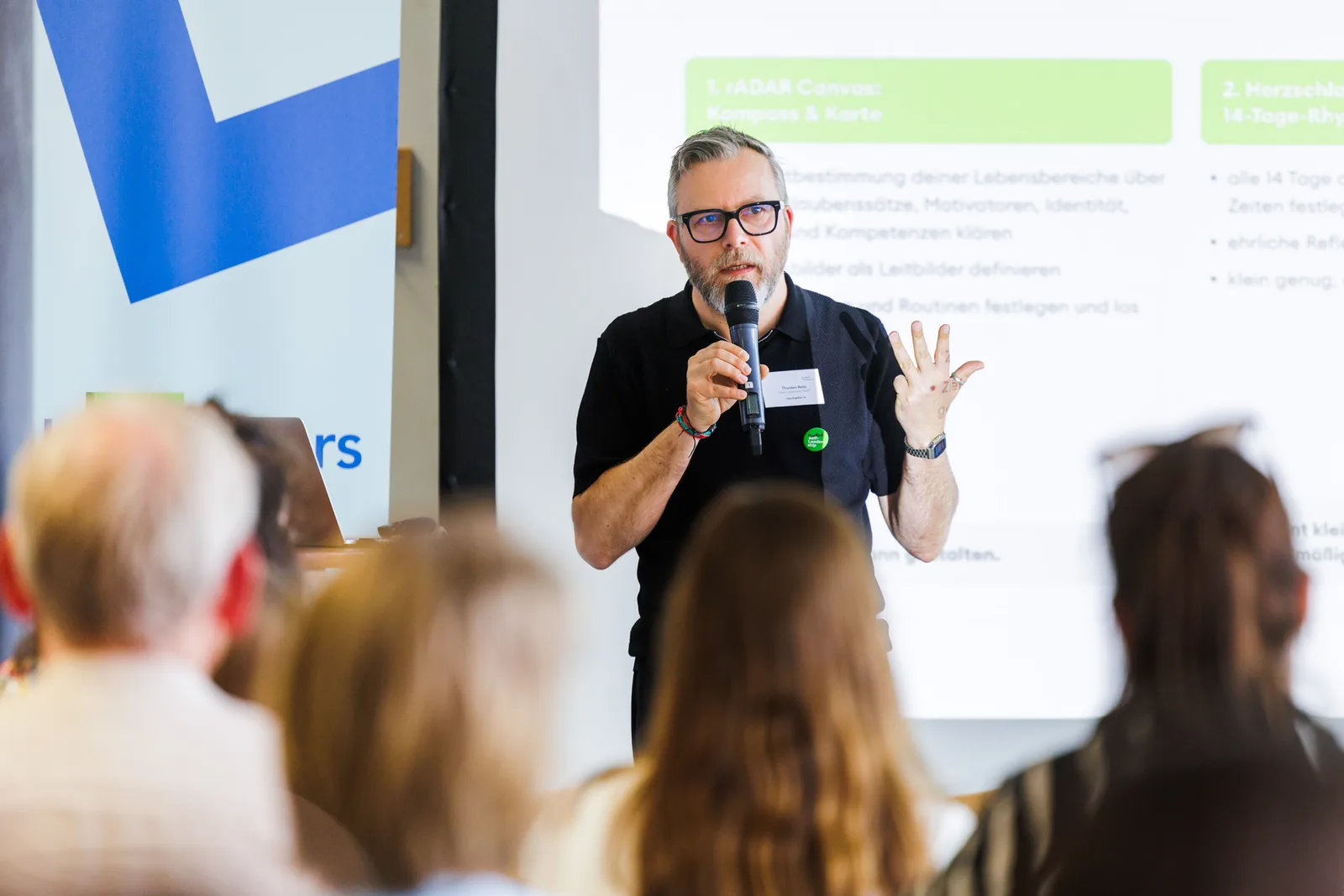 Thorsten Reitz erklärt das rADAR-Canvas vor Publikum.